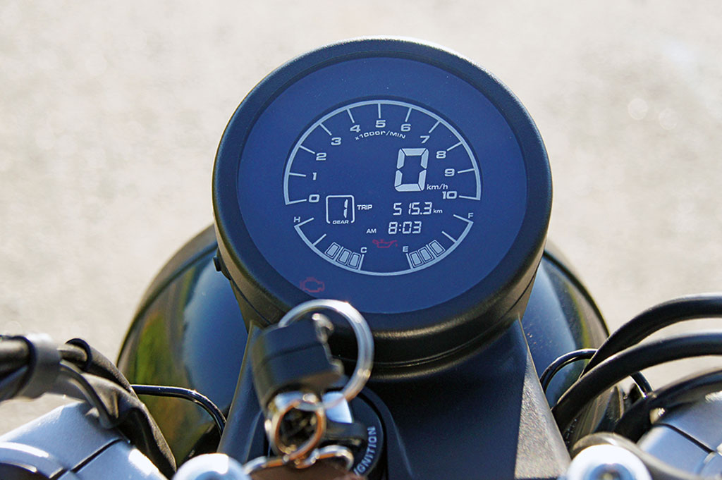 Nicht spiegelfrei, der Tacho der Brixton Crossfire 500 Nicht spiegelfrei, der Tacho der Brixton Crossfire 500