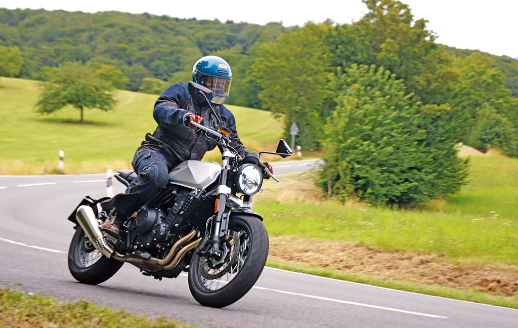 Brixton Crossfire 500 auf der Landstraße Brixton Crossfire 500 auf der Landstraße