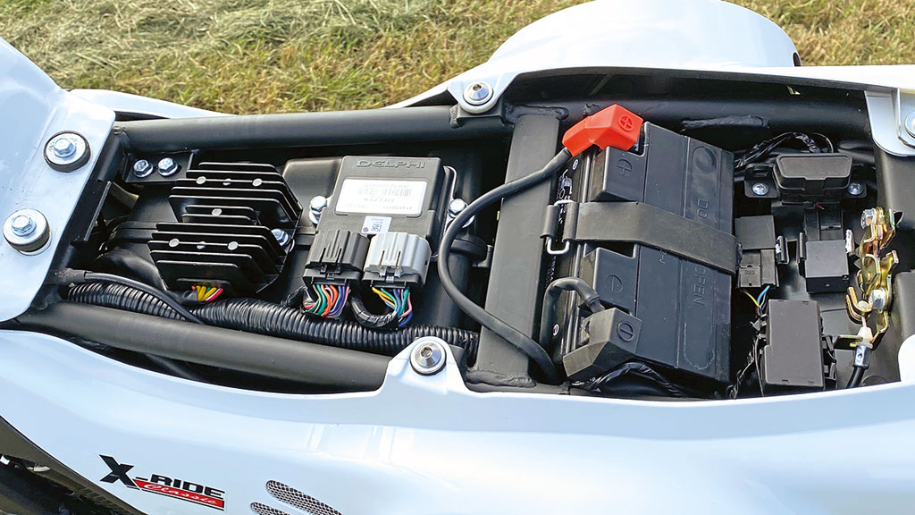 Aufgeräumte Elektrik unter der Sitzbank - Mash X-Ride 650