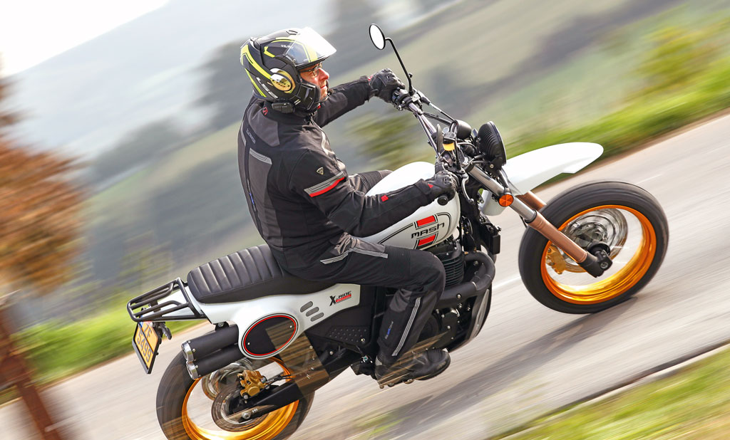 Mash X-Ride 650 auf der Landstraße