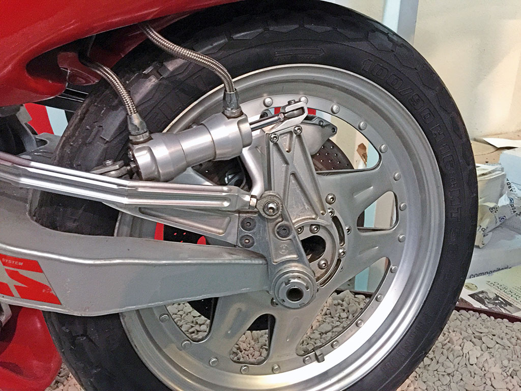 Hydraulische Betätigung der Bimota Tesi Lenkung Hydraulische Betätigung der Bimota Tesi Lenkung