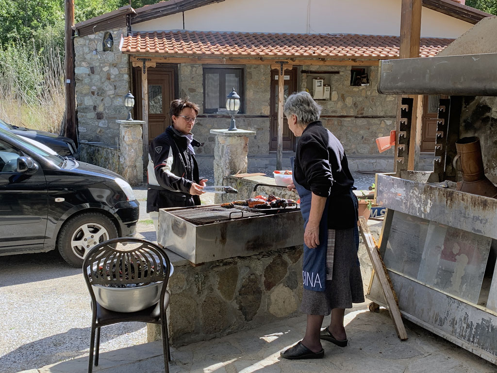 Motorradreise Griechenland - Snack am Straßenrand Motorradreise Griechenland - Snack am Straßenrand