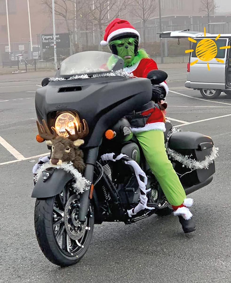Anke als Grinch auf ihrer Chieftain bei der Hamburger-Weihnachtstour
