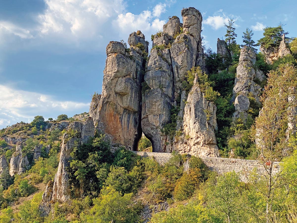 Bizarre Felsformationen in den Gorges de la Jonte, das Zuhause der Geier