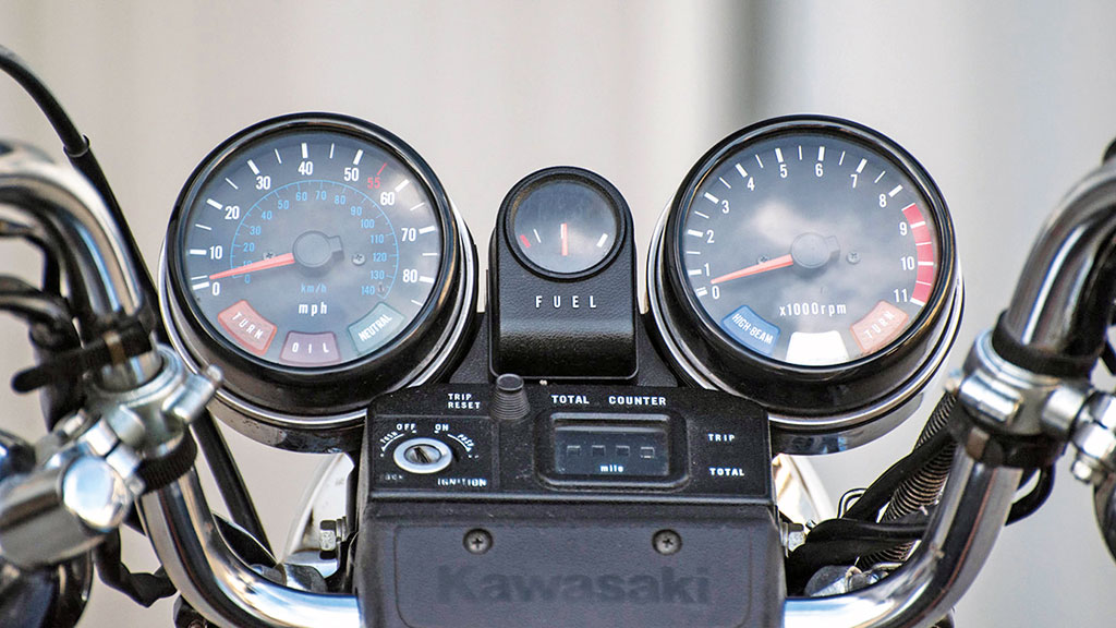 Cockpit der Kawasaki Z 1000 Ltd im Stil der 1970er Jahre