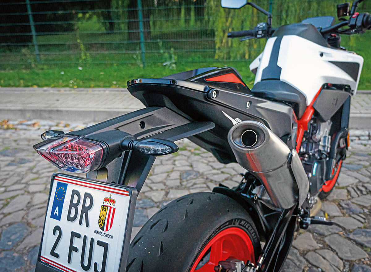 Spritzschutz an der KTM 890 Duke R, Modell 2020 Spritzschutz an der KTM 890 Duke R, Modell 2020