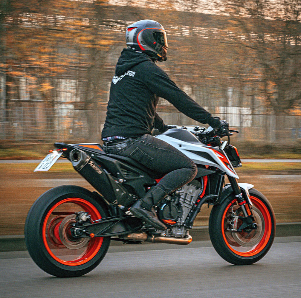 Raus auf die Landstraße - KTM 890 Duke R, Modell 2020 Raus auf die Landstraße - KTM 890 Duke R, Modell 2020