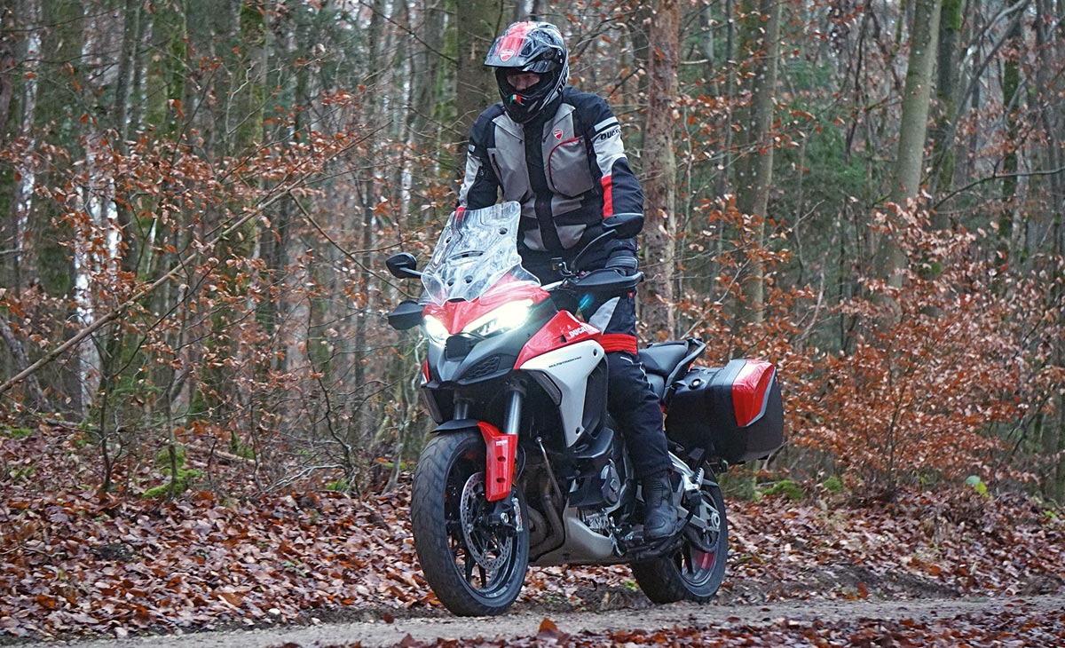 Feldweg mit der Ducati Multistrada V4 S, Modell 2021 Feldweg mit der Ducati Multistrada V4 S, Modell 2021
