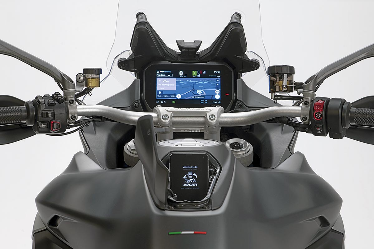 Cockpit und Handyfach der Ducati Multistrada V4 S, Modell 2021 Cockpit und Handyfach der Ducati Multistrada V4 S, Modell 2021