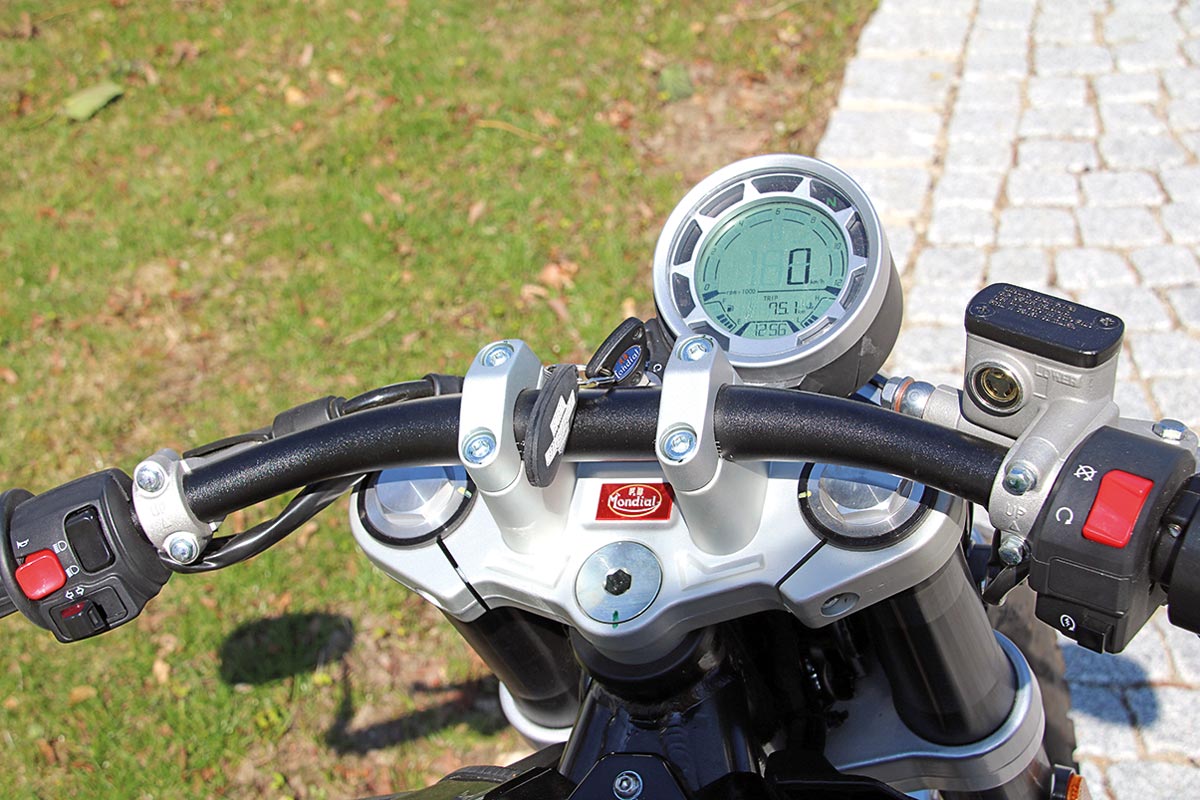 Spartanisches Cockpit der F.B Mondial HPS 300i ABS