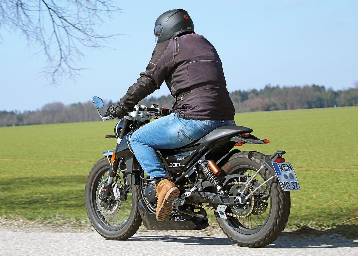 Für große Menschen wird es auf der F.B Mondial HPS 300i ABS etwas eng