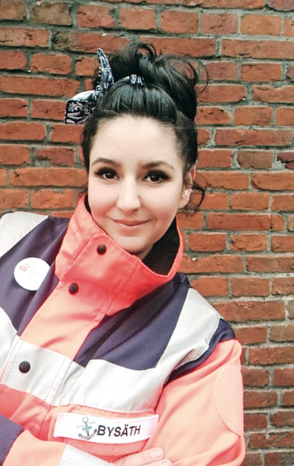 Colle ist hauptamtlich Rettungssanitäterin Colle ist hauptamtlich Rettungssanitäterin