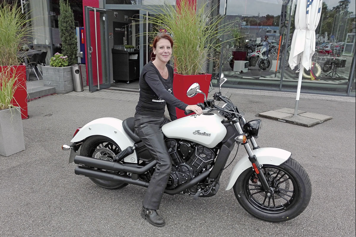 Mo und ihre Indian Scout Sixty zu Beginn der 50.000 km Mo und ihre Indian Scout Sixty zu Beginn der 50.000 km
