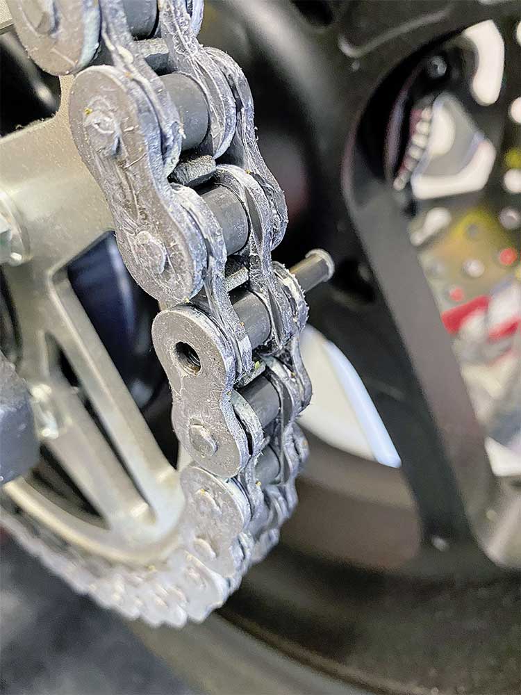 Der ausgetriebene Kettenbolzen Der ausgetriebene Kettenbolzen