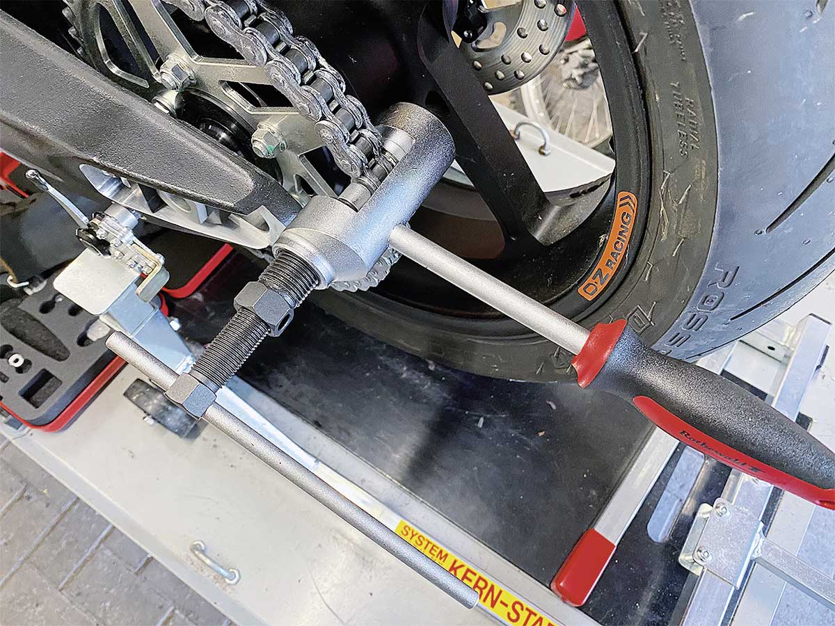 Austreiben des Kettenbolzens Austreiben des Kettenbolzens