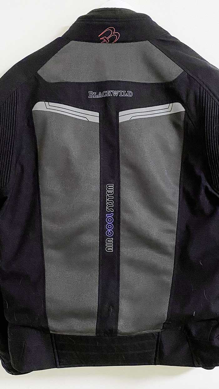 Großflächiger Luftaustritt bei der Blackwild Mesh Jacke