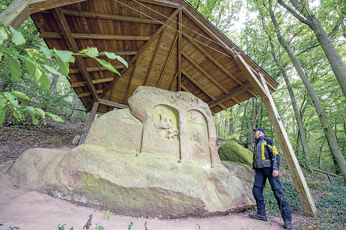 Motorradtour Saar-Nahe-Bergland - Römisches Natursteingrabmal bei Schweinschied Motorradtour Saar-Nahe-Bergland - Römisches Natursteingrabmal bei Schweinschied
