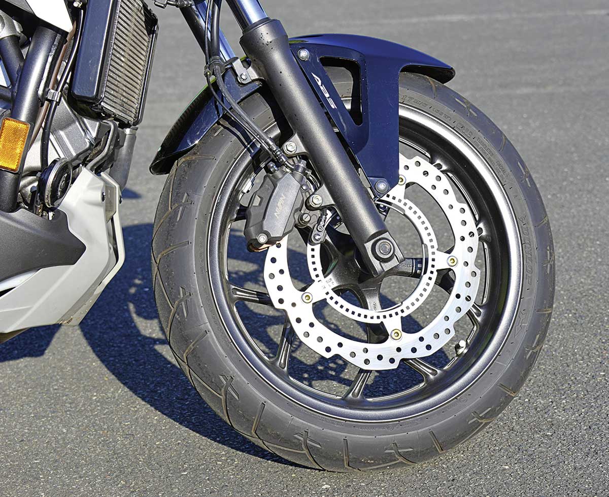 Honda NC 750 X - Eine Bremssscheibe vorne reicht Honda NC 750 X - Eine Bremssscheibe vorne reicht