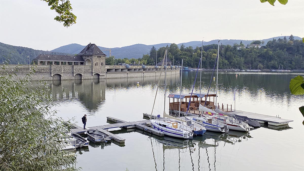 Die Staumauer an der Edersee-Talsperre Die Staumauer an der Edersee-Talsperre