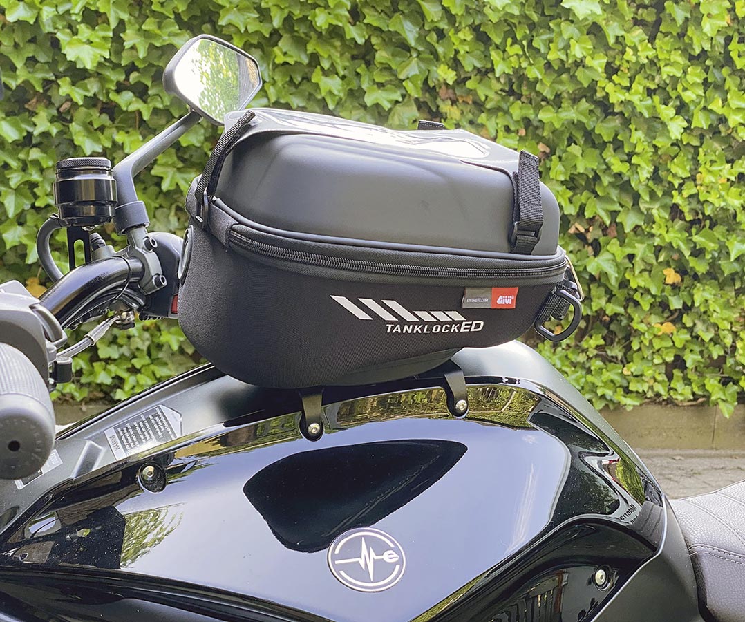 GIVI ST605B TanklockED, kleiner aber feiner Tankrucksack. GIVI ST605B TanklockED, kleiner aber feiner Tankrucksack.