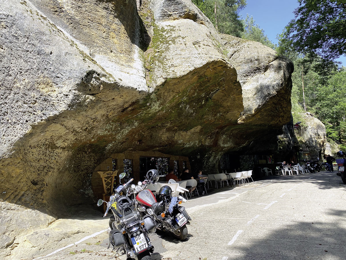 Rast vor der Bikerhöhle
