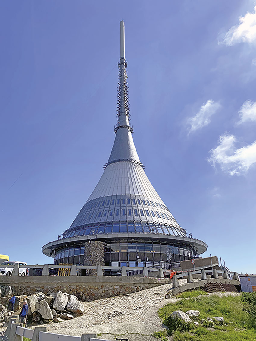 James Bond grüßt vom Gipfel des Ještěd 