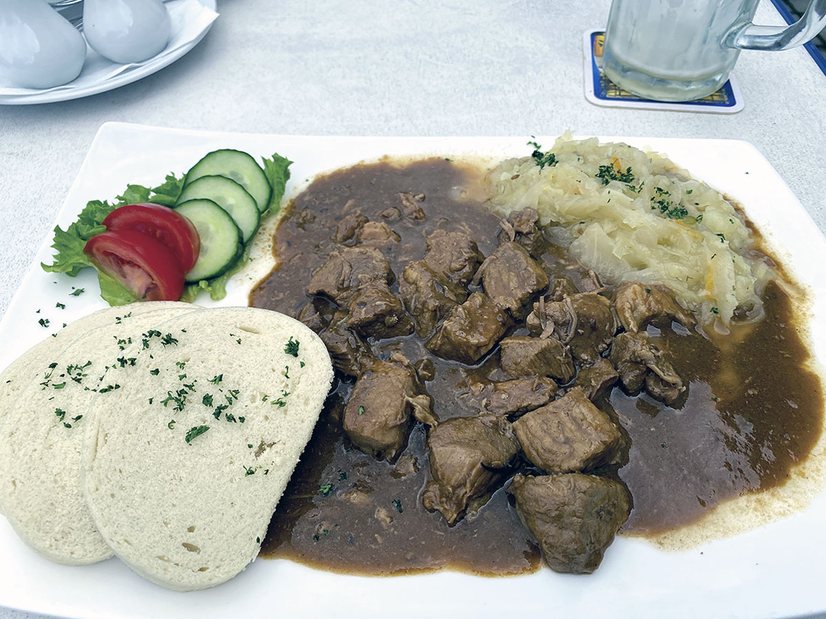 Ein deftiges Mahl inkl. Bier für Reisende