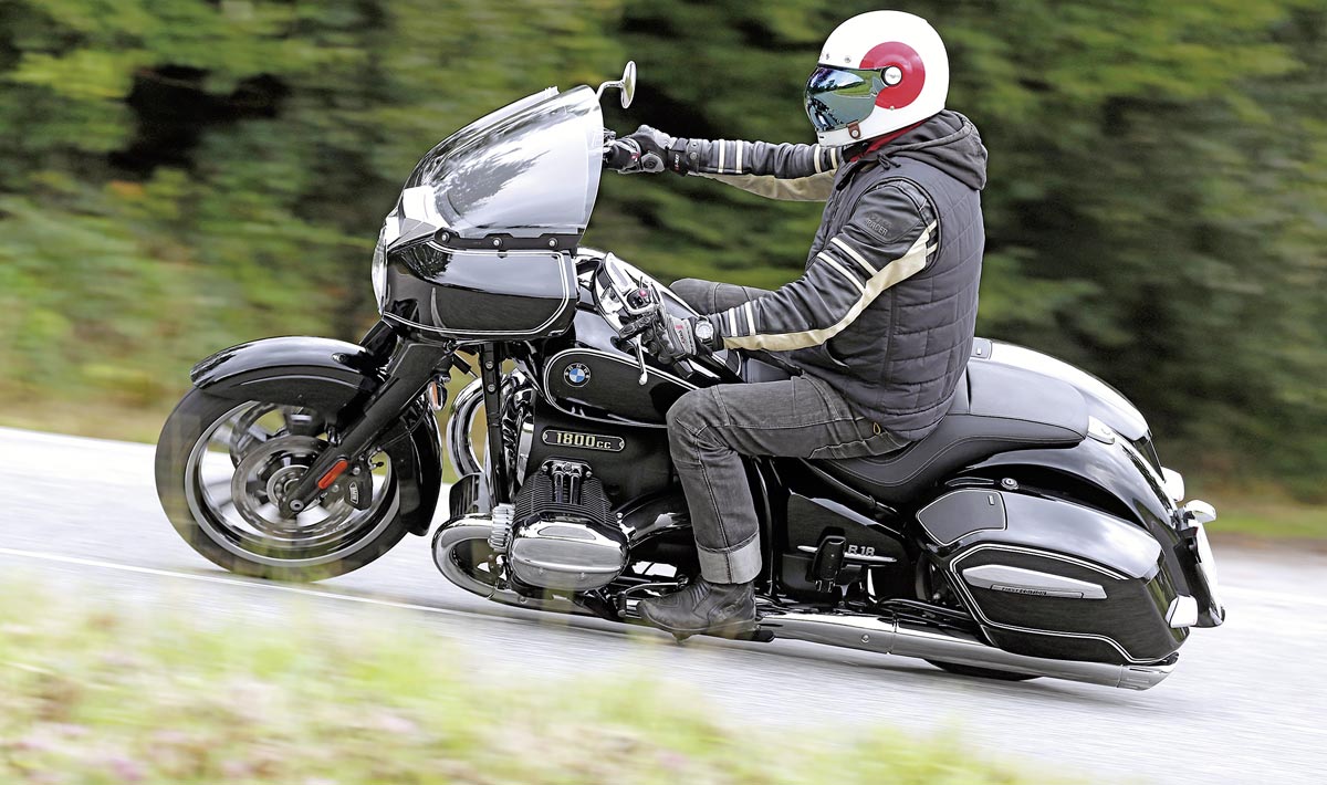 Bauartbedingt ist die Schräglage der BMW R 18 B natürlich eingeschränkt Bauartbedingt ist die Schräglage der BMW R 18 B natürlich eingeschränkt