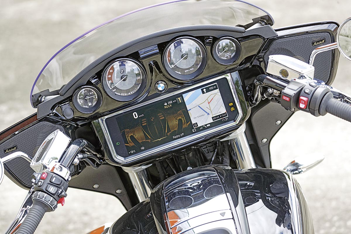 BMW R 18 B Cockpit: Imposantes TFT-Display plus Rundinstrumente BMW R 18 B Cockpit: Imposantes TFT-Display plus Rundinstrumente