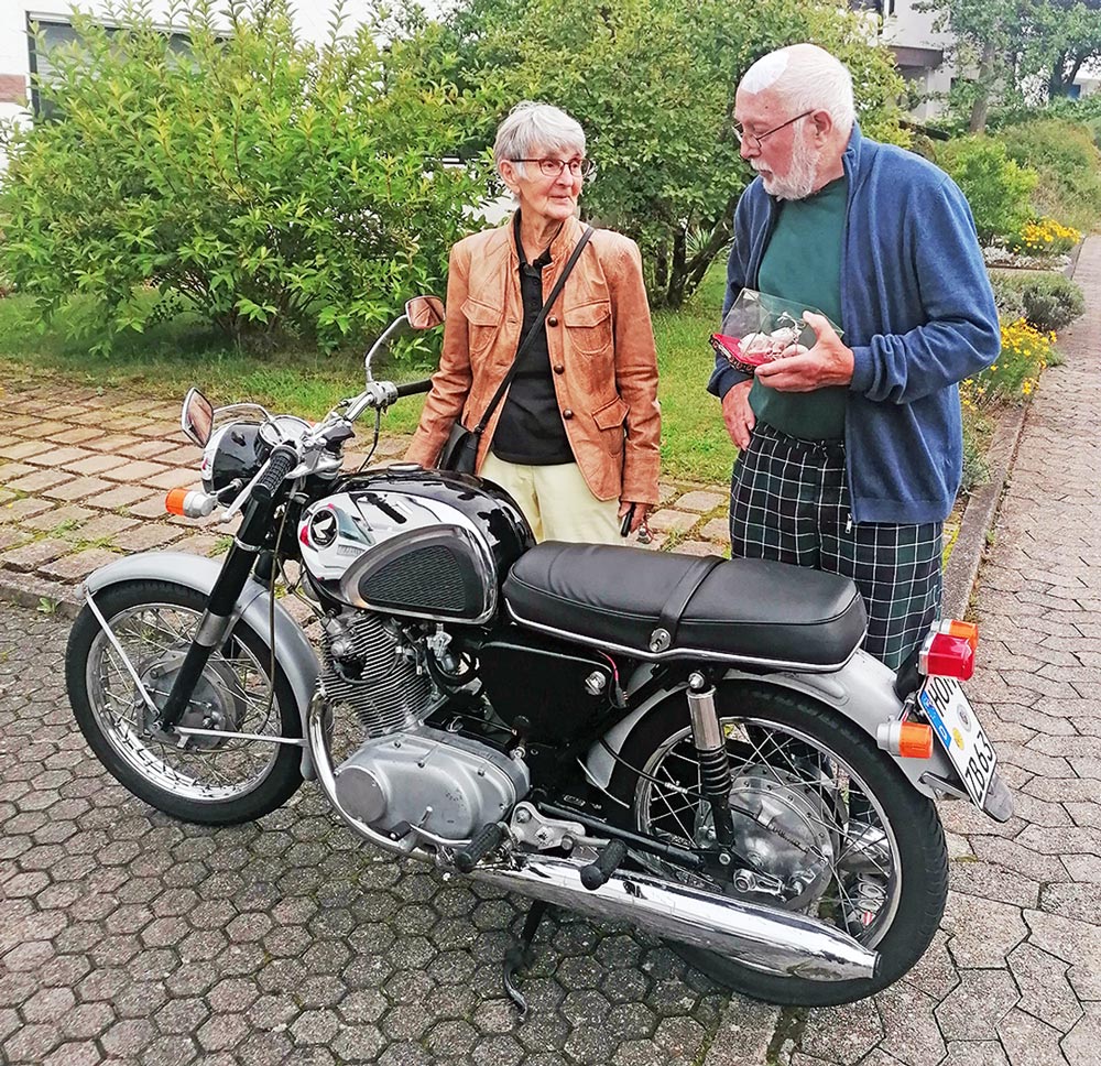 Herr und Frau L. begegnen ihrer alten Honda CB72 Herr und Frau L. begegnen ihrer alten Honda CB72