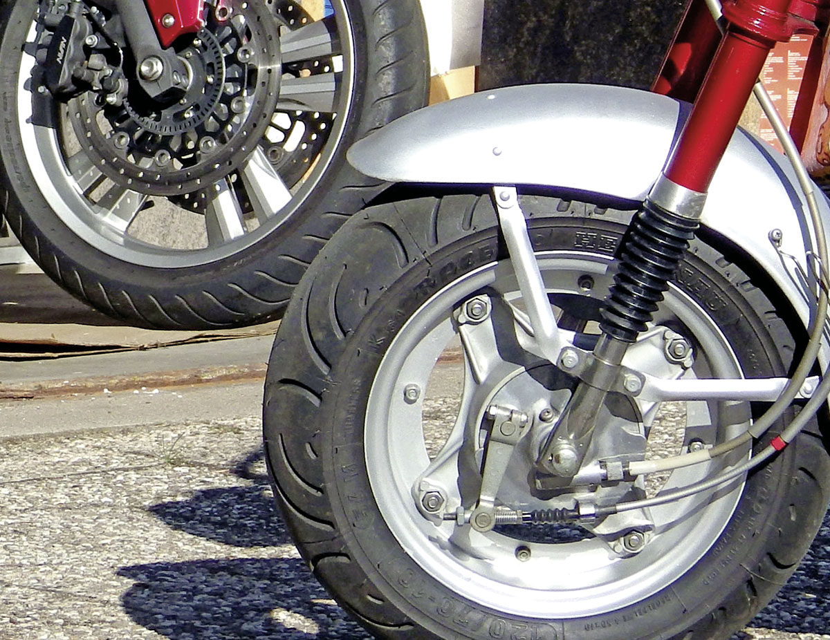 Honda Dax Minibremse - kein Vergleich zu modernen Anlagen Honda Dax Minibremse - kein Vergleich zu modernen Anlagen