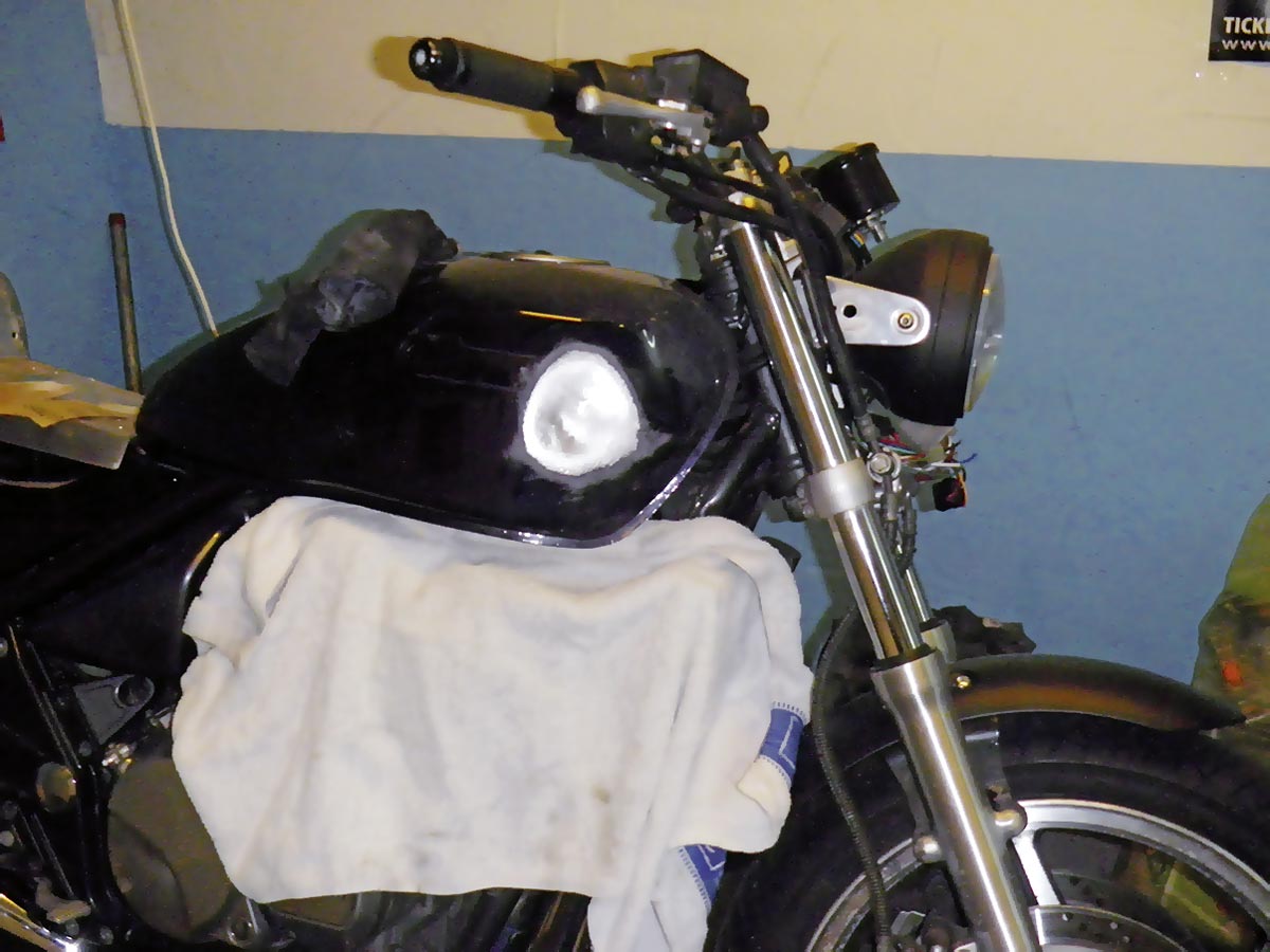 Spachtelarbeiten am Tank