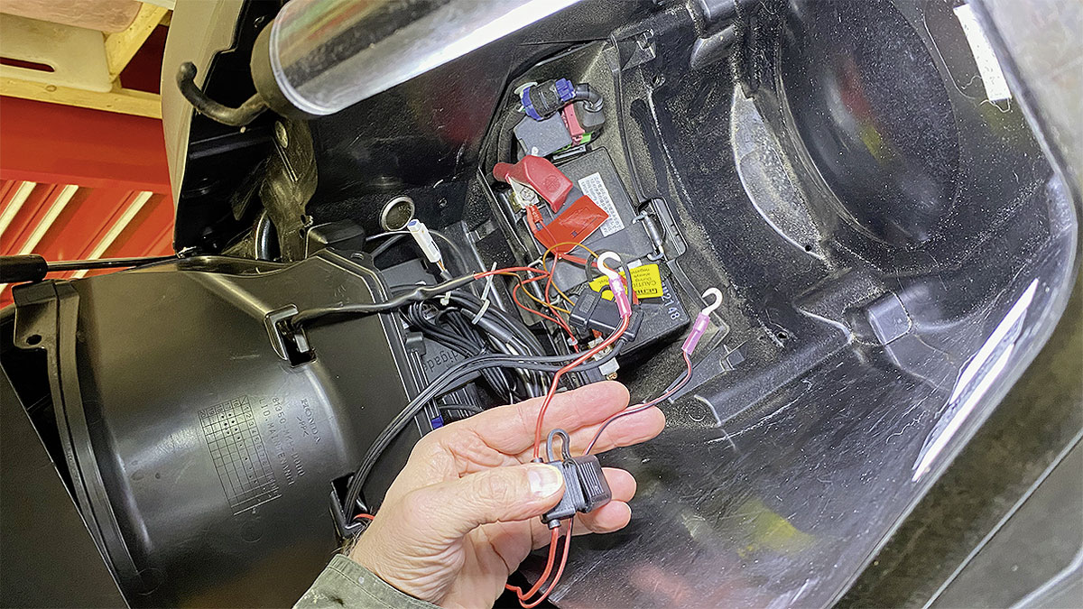 Montage: nur 2 Kabel an die Batterie bzw. Dauerplus und Masse anschließen Montage: nur 2 Kabel an die Batterie bzw. Dauerplus und Masse anschließen