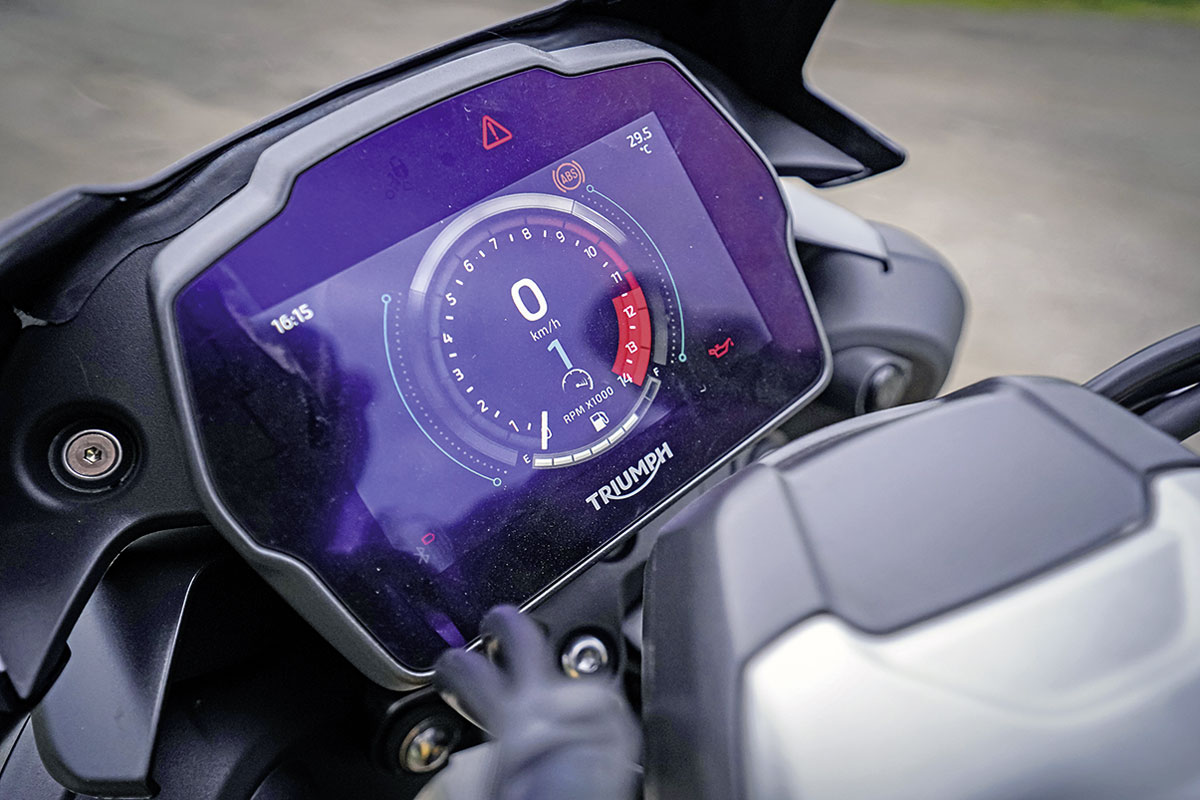 Cockpit der Triumph Speed Triple 1200 RS Cockpit der Triumph Speed Triple 1200 RS