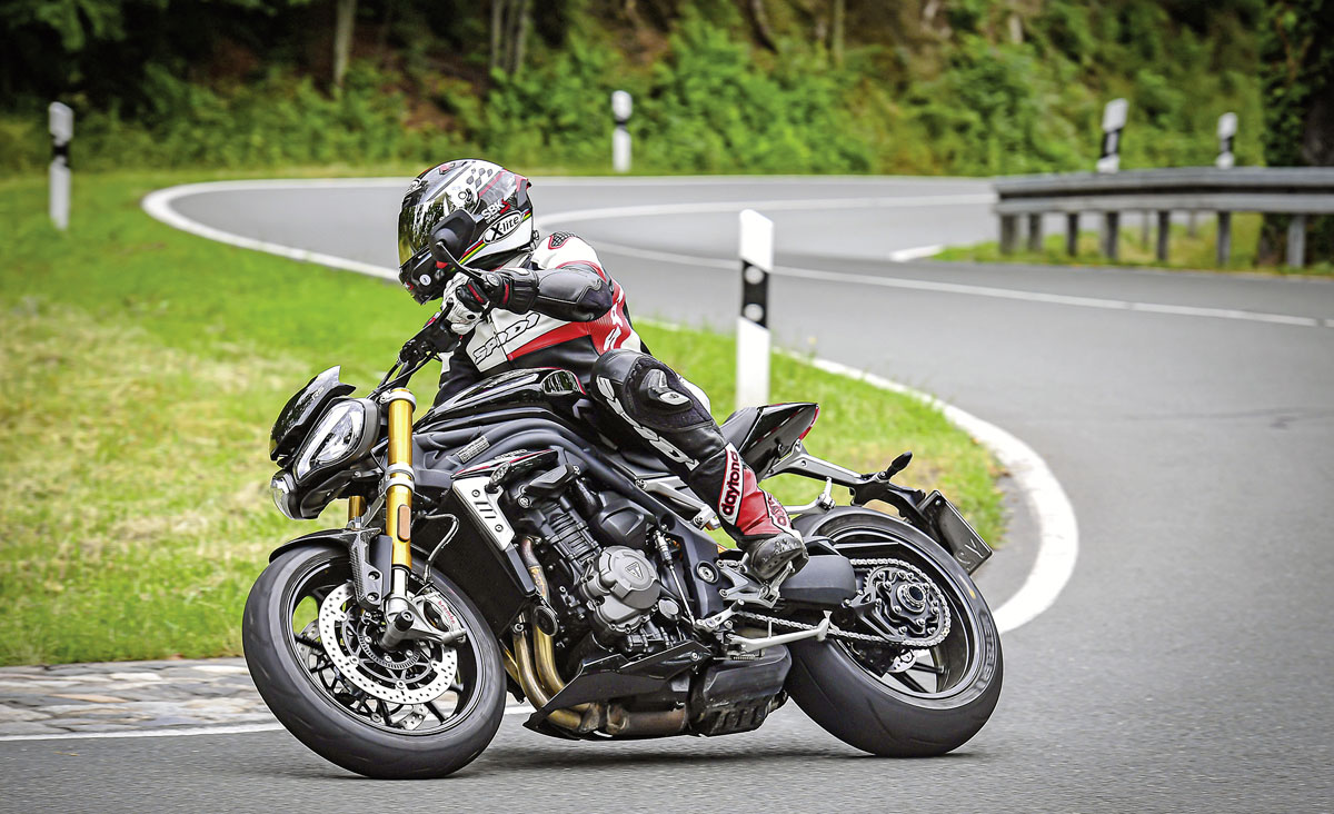 Mit der Triumph Speed Triple 1200 RS auf der Landstraße Mit der Triumph Speed Triple 1200 RS auf der Landstraße