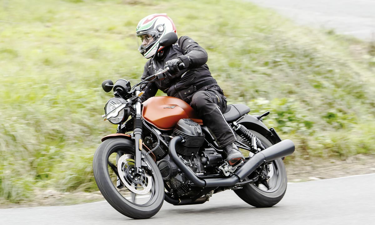 Moto Guzzi V7 Stone mit markantem Tagfahrlicht Moto Guzzi V7 Stone mit markantem Tagfahrlicht