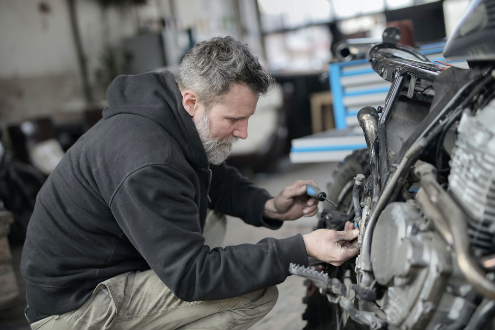 Schrauben am Motorrad