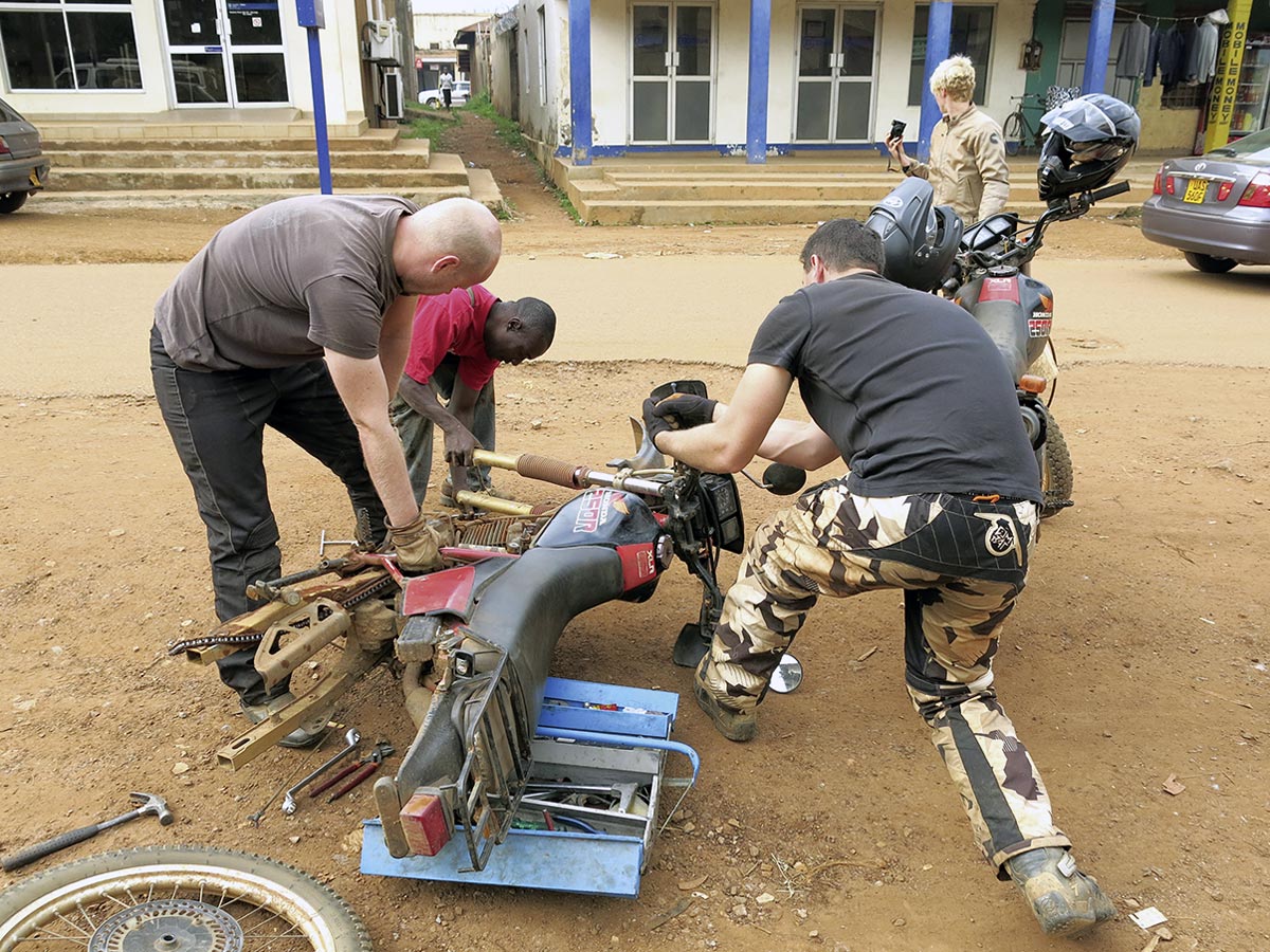 Kleinere Reparatur am Straßenrand