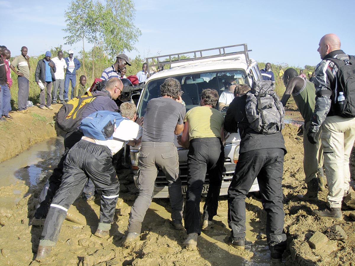 Das Begleitfahrzeug steckt fest 