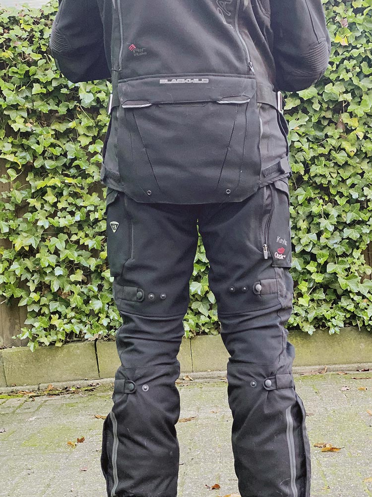 Rückansicht: Verstellmöglichkeiten, Rückentasche, Luftauslässe