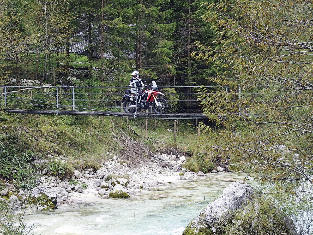 Hängebrücke über die Limarica
