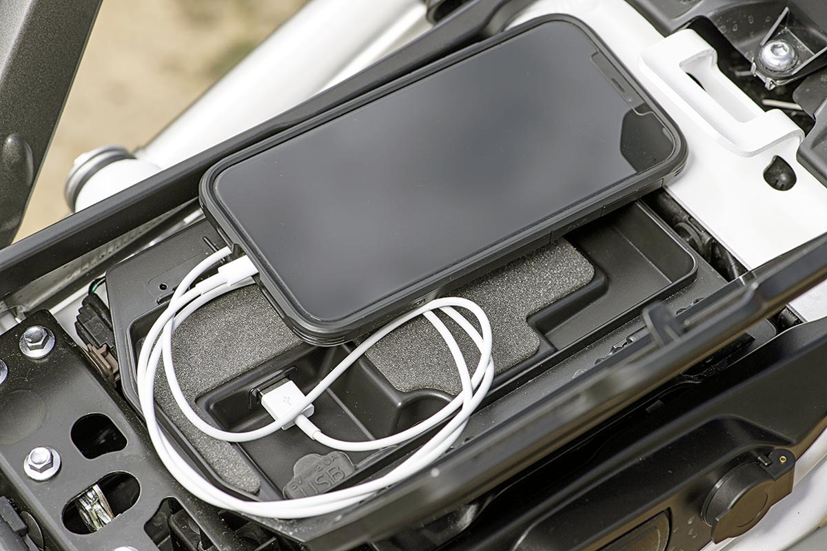 Tiger 1200 - USB-Anschluss unter der Sitzbank