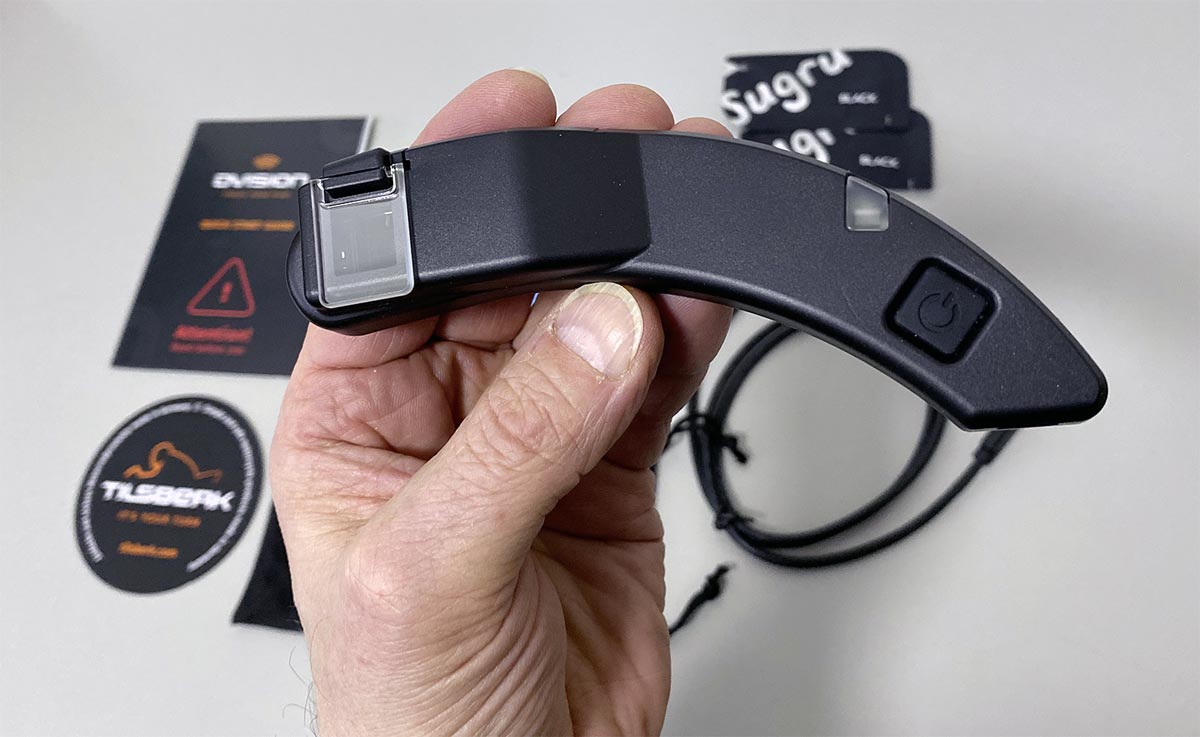 Die HUD-Einheit wird magnetisch gehalten