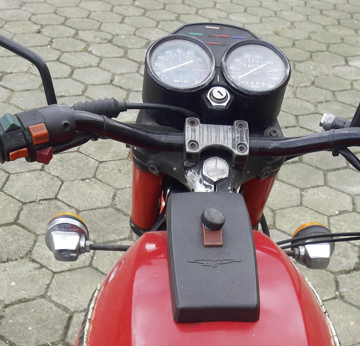 Moto Guzzi V35 - Klassisches Cockpit der 1970er