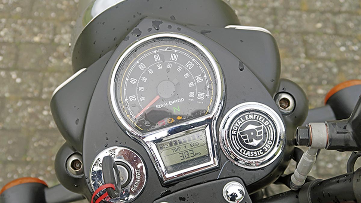 Klassischer Tacho, kleines LCD-Panel für mehr Infos