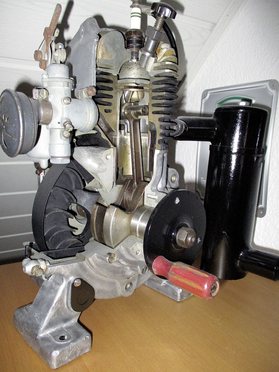 Funktionsmodell eines DKW-Motors Funktionsmodell eines DKW-Motors