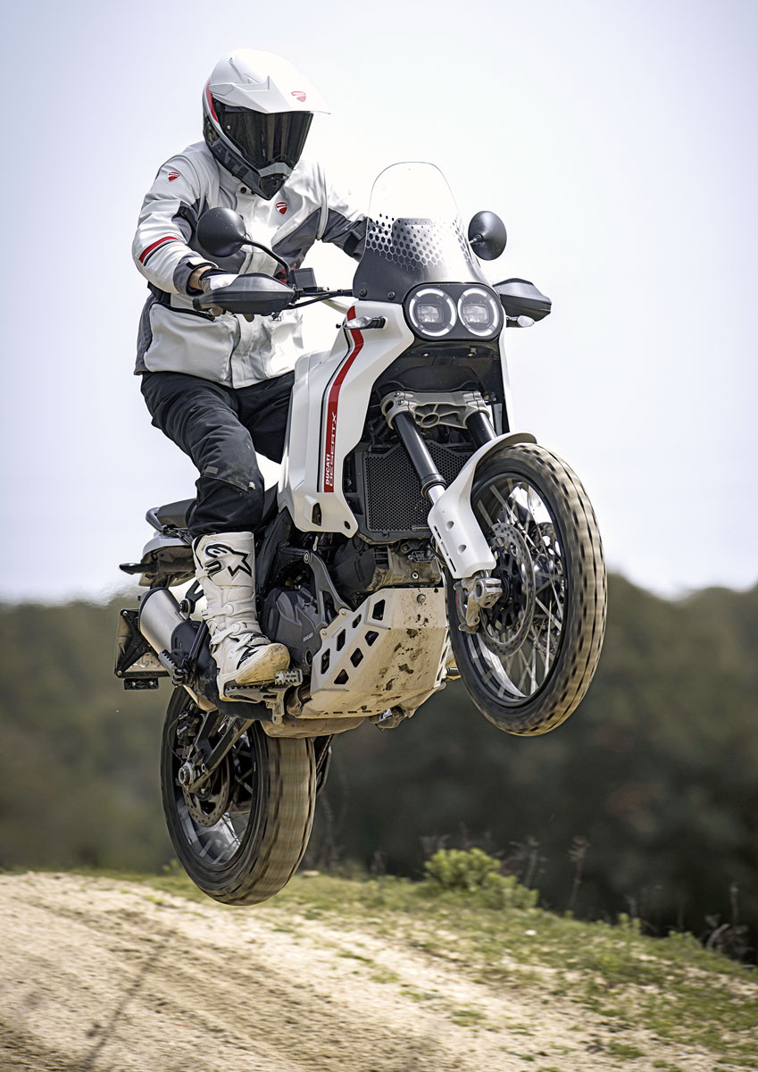 Ducati DesertX im Sprung Ducati DesertX im Sprung