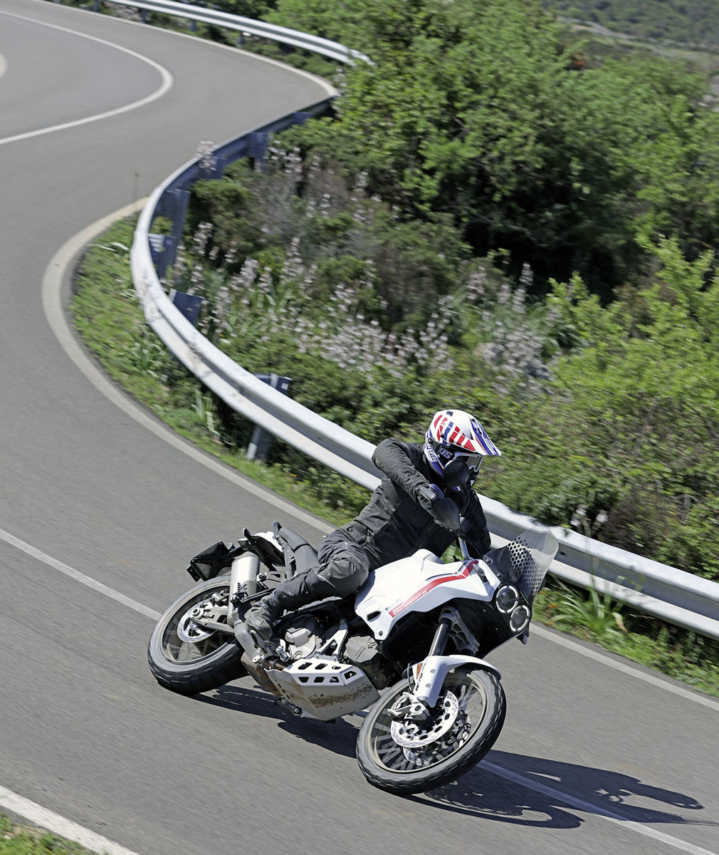 Auch auf der Straße geht die DesertX richtig gut Auch auf der Straße geht die DesertX richtig gut