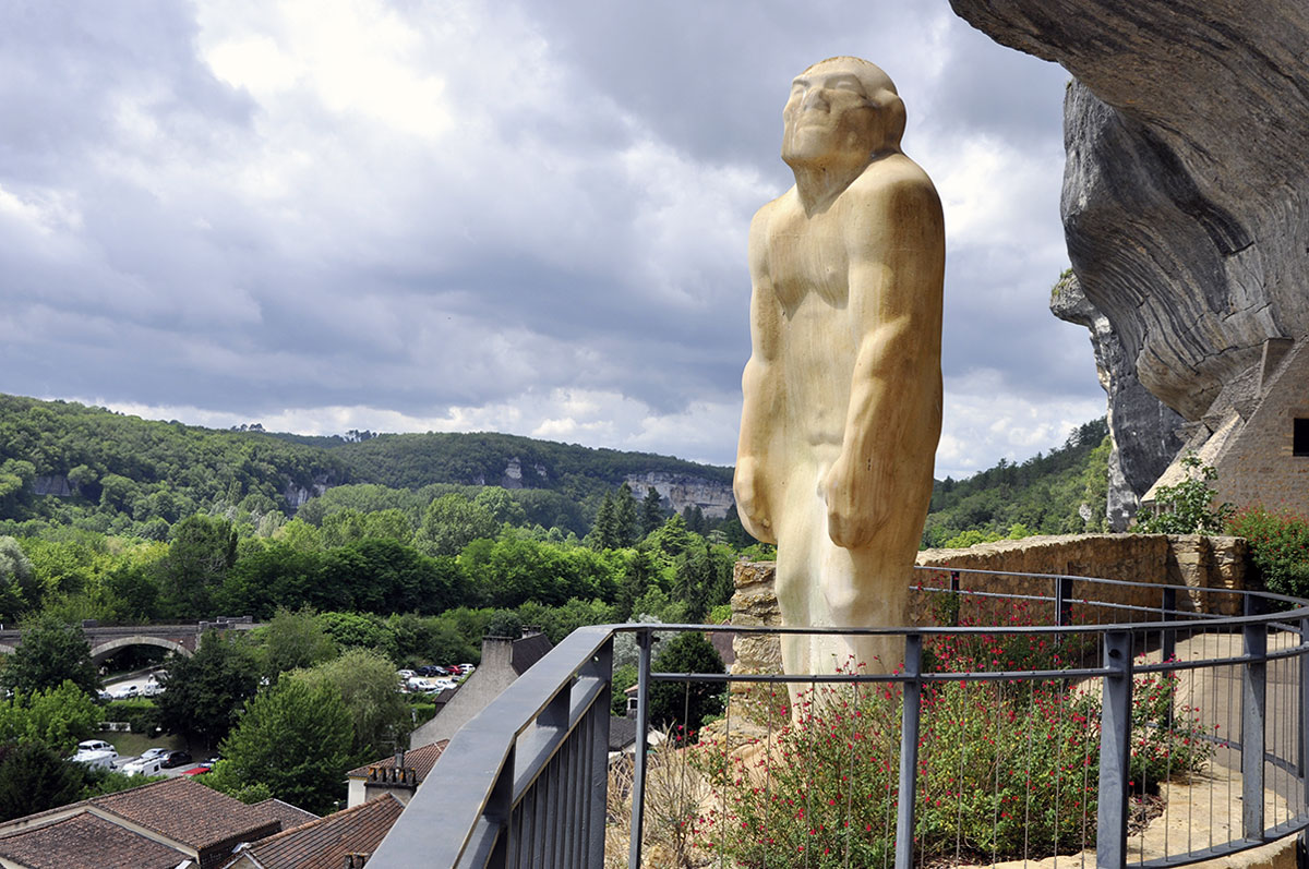 Skulptur eines Neandertalers