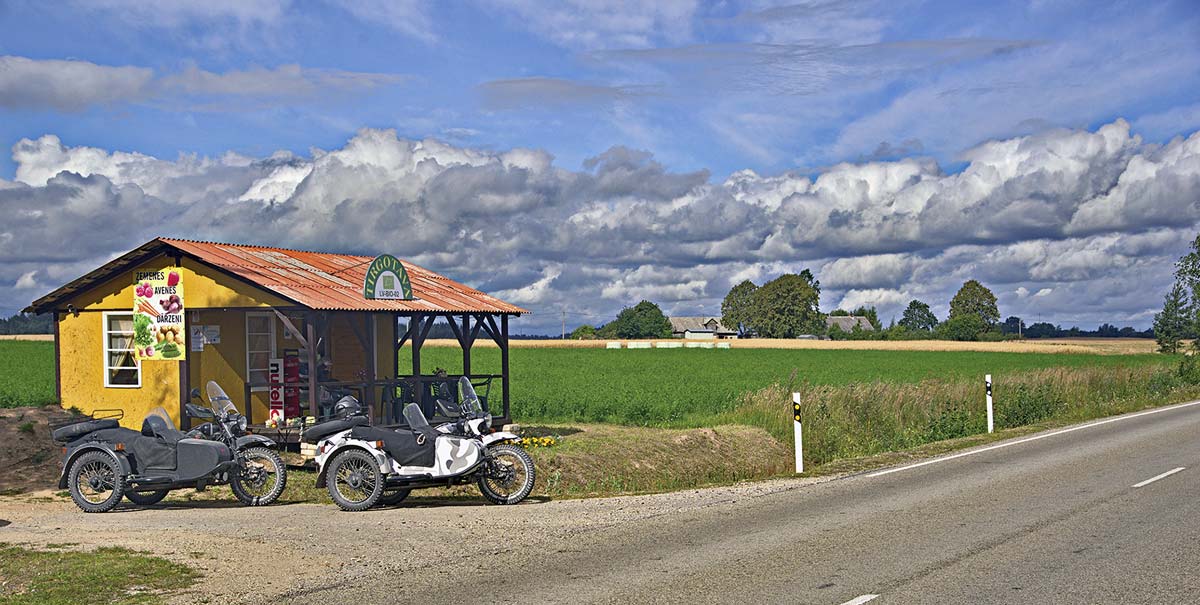 Kleiner Einkaufsladen am Straßenrand Kleiner Einkaufsladen am Straßenrand